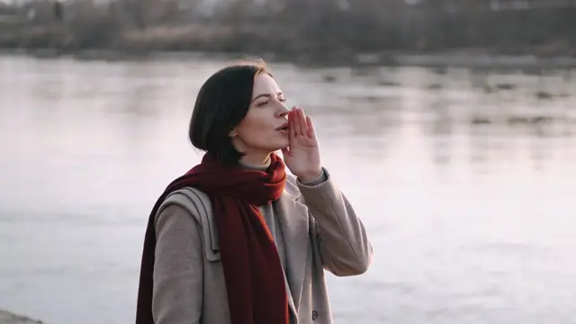English-speaking learner practising the Polish ł sound outdoors beside the Vistula River